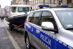 Policjanci na wrocławskim rynku podczas 34. finału WOŚP