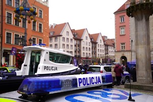 Policjanci na wrocławskim rynku podczas 34. finału WOŚP