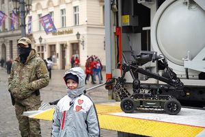 Policjanci na wrocławskim rynku podczas 34. finału WOŚP