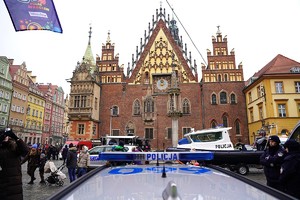Policjanci na wrocławskim rynku podczas 34. finału WOŚP