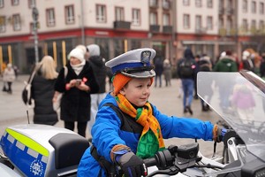 Policjanci na wrocławskim rynku podczas 34. finału WOŚP