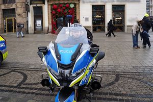 Policjanci na wrocławskim rynku podczas 34. finału WOŚP