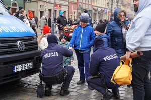 Policjanci na wrocławskim rynku podczas 34. finału WOŚP