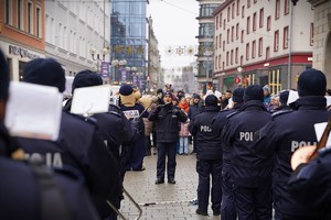 Policjanci na wrocławskim rynku podczas 34. finału WOŚP