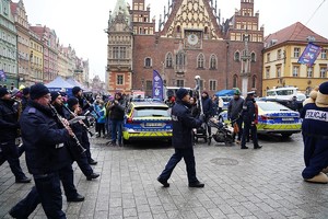 Policjanci na wrocławskim rynku podczas 34. finału WOŚP