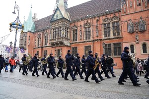 Policjanci na wrocławskim rynku podczas 34. finału WOŚP