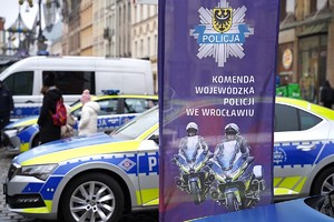 Policjanci na wrocławskim rynku podczas 34. finału WOŚP