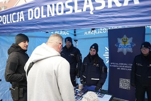 Policjanci na wrocławskim rynku podczas 34. finału WOŚP