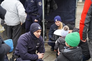 Policjanci na wrocławskim rynku podczas 34. finału WOŚP