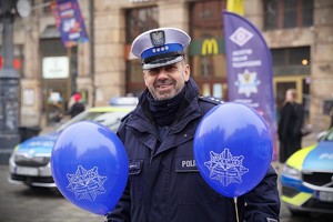 Policjanci na wrocławskim rynku podczas 34. finału WOŚP