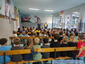 ropozczynajace sie ferie i policjanci prowadzący profilaktyke