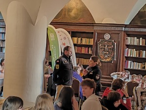 ropozczynajace sie ferie i policjanci prowadzący profilaktyke