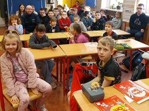 ropozczynajace sie ferie i policjanci prowadzący profilaktyke