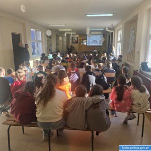 ropozczynajace sie ferie i policjanci prowadzący profilaktyke