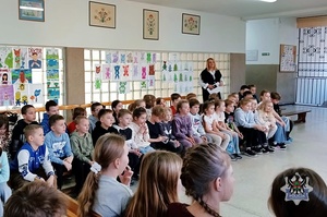 ropozczynajace sie ferie i policjanci prowadzący profilaktyke