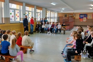 ropozczynajace sie ferie i policjanci prowadzący profilaktyke