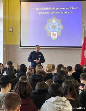 ropozczynajace sie ferie i policjanci prowadzący profilaktyke