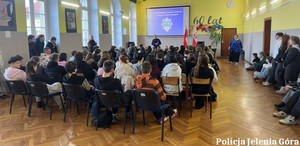 ropozczynajace sie ferie i policjanci prowadzący profilaktyke