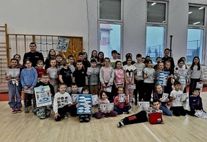 uczniowie spotykają się w szkole z policjantami na pogadance