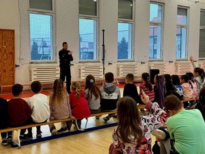 uczniowie spotykają się w szkole z policjantami na pogadance