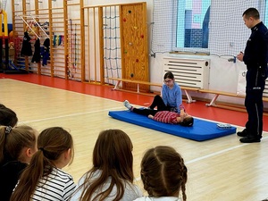 uczniowie spotykają się w szkole z policjantami na pogadance