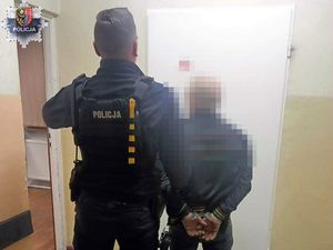 policjant z zatrzymanym mężczyzną