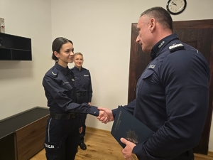 Komendant gratuluje policjantce