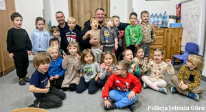 zdjęcie grupowe dzieci i policjantów