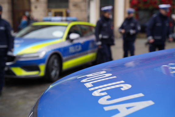 Radiowozy i policjanci ruchu drogowego