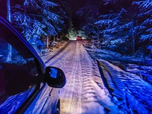 radiowóz jadący ośnieżoną drogą