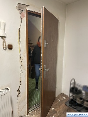 otwarte drzwi do kryjówki