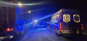 auta policyjne, radiowóz i karetka na sygnałach, na ulicy