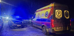 karetka i radiowóz na drodze