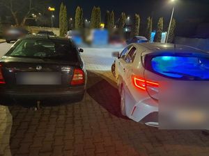 radiowóz obok zatrzymanego pojazdu