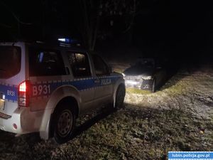 Radiowóz przy kontrolowanym pojeździe