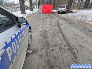 Tragiczny wypadek drogowy - radiowóz na drodze dalej samochód który uderzył w drzewo