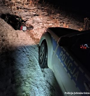 radiowóz i motor leżący na sniegu