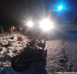 motor leżący na śniegu