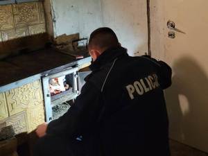 policjant rozpala w piecu