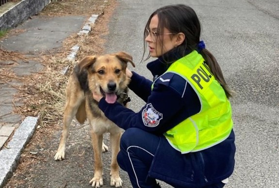 policjantka z odnalezionym psem