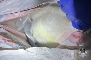 Blisko półtora kilograma metamfetaminy nie trafi na czarny rynek. 3 osoby zatrzymane