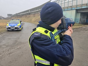 Policjanci podczas mierzenie prędkości