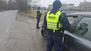 Policjanci podczas mierzenie prędkości