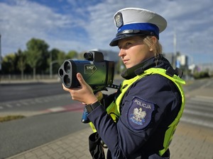 Policjanci podczas mierzenia prędkości