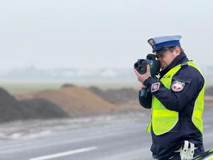 Policjanci podczas mierzenia prędkości