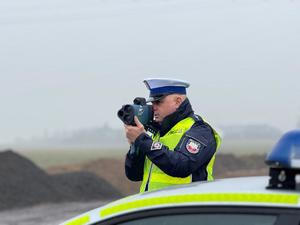 Policjanci podczas mierzenia prędkości