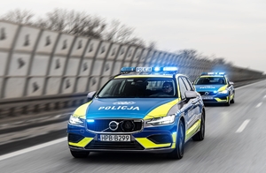 Nowy radiowóz VOLVO stojacy w zimowej scenerii