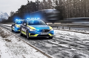 Nowy radiowóz VOLVO stojacy w zimowej scenerii