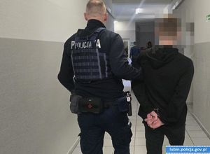 Zatrzymany mężczyzna podczas prowadzenia przez policjanta