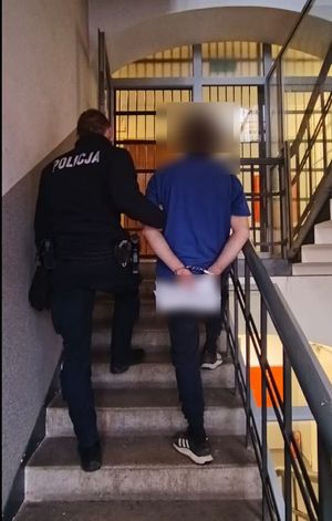 prowadzenie zatrymanego mężczyzny